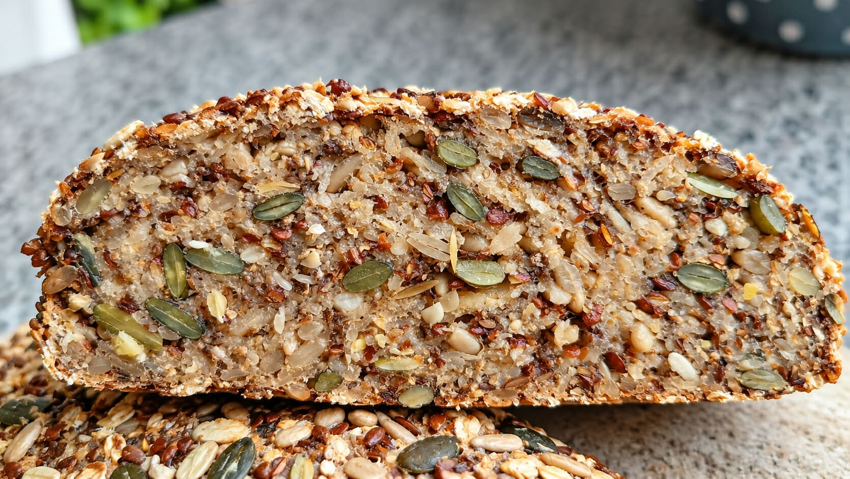 Doorsnede van het havermout-zadenbrood